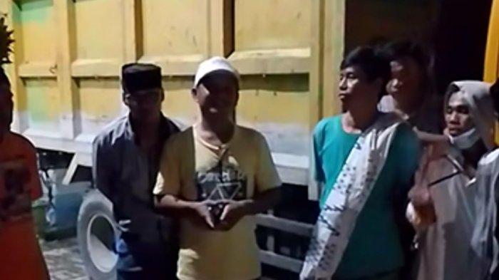 Petugas kebersihan majene mogok kerja - Para petugas kebersihan DLHK Majene mogok kerja sejak Selasa (25/3/2025) karena gaji mereka belum dibayarkan sejak Desember 2024 hingga Maret 2025. Bahkan mereka mengembalikan kendaraan pengangkut sampah ke kantor DLHK Majene