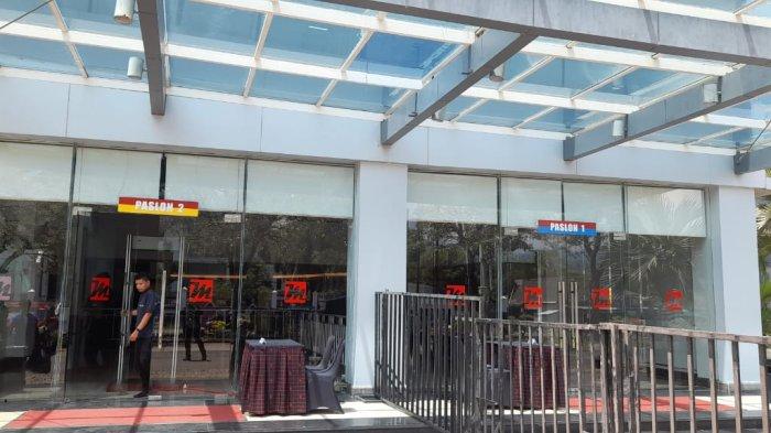 Pintu masuk Paslon nomor urut satu dan dua sudah terpisah di depan Lobby Ballroom Hotel Maleo Mamuju,  Jl Yos Sudarso Kelurahan Binanga, Kecamatan Mamuju, Sulawesi Barat, Sabtu (9/11/2024) siang.