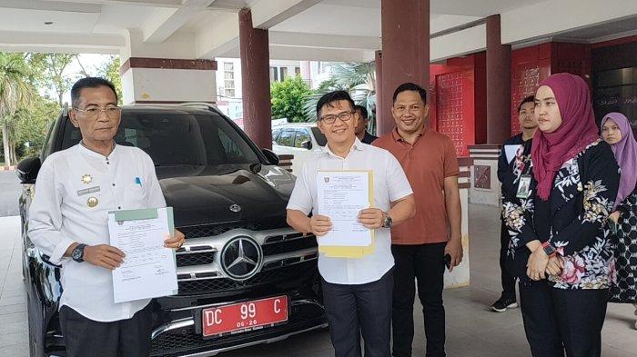 Pj Bupati Polman Ilham Borahima menerima Randis mewah setelah sempat digunakan Pj Sekda di kantor Bupati Polman Jl Manuggal, Kelurahan Madatte, Polewali, Sabtu (3/8/2024).