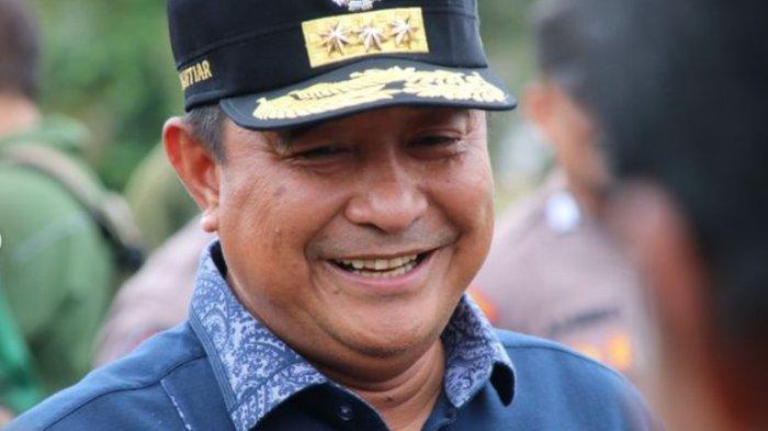 Pj Gubernur Bahtiar tersenyum saat hadiri penanaman sukun dan pisang cavendish di Pasangkayu, Sulawesi Barat