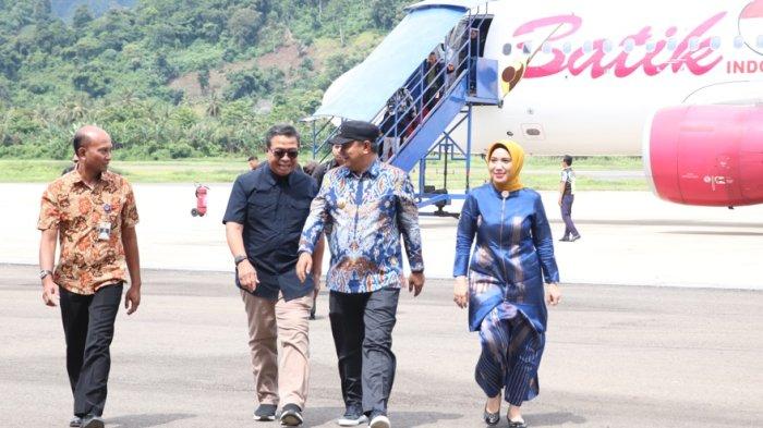 Pj Gubernur Sulbar Bahtiar Baharuddin dijemput Sekprov Sulbar Muhammad Idris di Bandara Tampa Padang Mamuju, Minggu (19/5/2024).