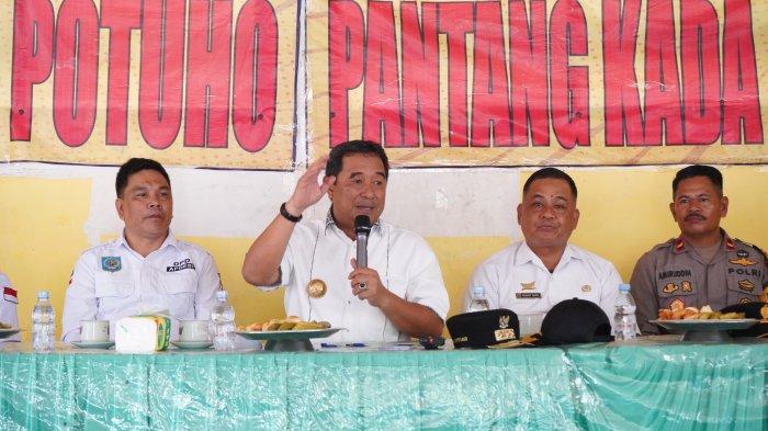 Pj Gubernur Sulbar, Bahtiar Baharuddin mendengar Curhatan Warga di Aula kantor Kecamatan Aralle, Mamasa.