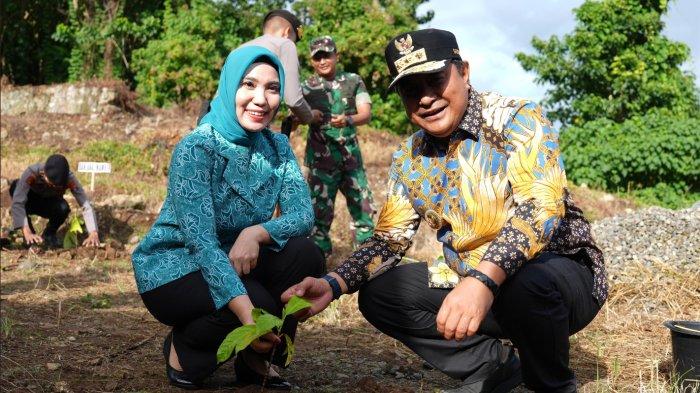 Pj Gubernur Sulbar Bahtiar baharuddin (kanan) bersama Ketua TP PKK Sulbar Sofha Marwah saat menanam sukun di halaman PJR Polda Sulbar