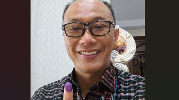 Pj Gubernur Sulbar Zudan Arif Fakrulloh memamerkan jari kelingkingnya pasca mencoblos