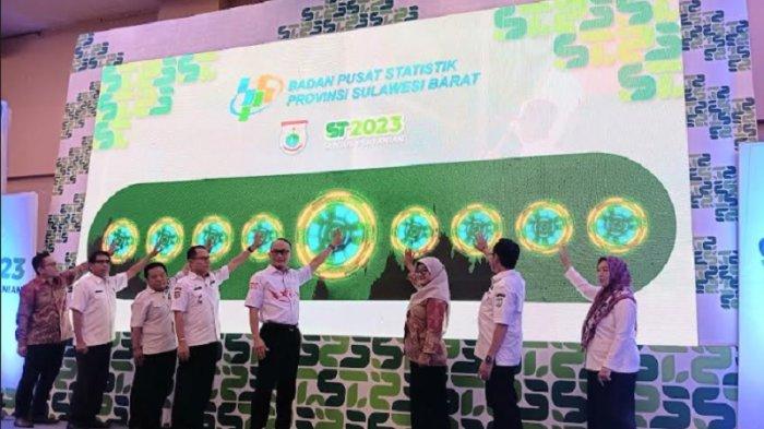 Pj Gubernur Provinsi Sulawesi Barat ketika membuka rapat koordinasi daerah sensus pertanian 2023 Sulbar yang digelar Badan Pusat Statistik (BPS) Sulbar di Ballroom Grand Maleo Hotel & Convention Jl Yos Sudarso, Kecamatan Mamuju, Kabupaten Mamuju, Rabu, (6/12/2023).