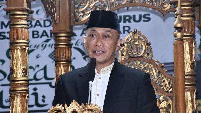 Pj Gubernur Sulbar Prof Zudan Arif Fakhrulloh saat menyampaikan sambutan pada pelaksanaan Salat Idulfitri 1445 Hijriah di Masjid Baitul Anwar Kompleks Kantor Gubernur Sulbar, Rabu (10/4/2024)