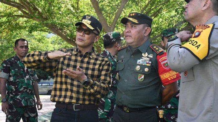 PJ Gubernur Sulbar Prof Zudan Arif Fakrulloh bersama Panglima Daerah Militer XIV Hasanuddin Makassar, Mayjen TNI Bobby Rinal Makmun dan Kapolda Sulbar  Irjen Pol Adang Ginanjar menggunakan helikopter meninjau lokasi yang akan dikunjungi presiden RI Joko Widodo di lapangan Makorem 142 Tatag. Jokowi dijadwalkan tiba di Sulbar pada 22 April 2024.
