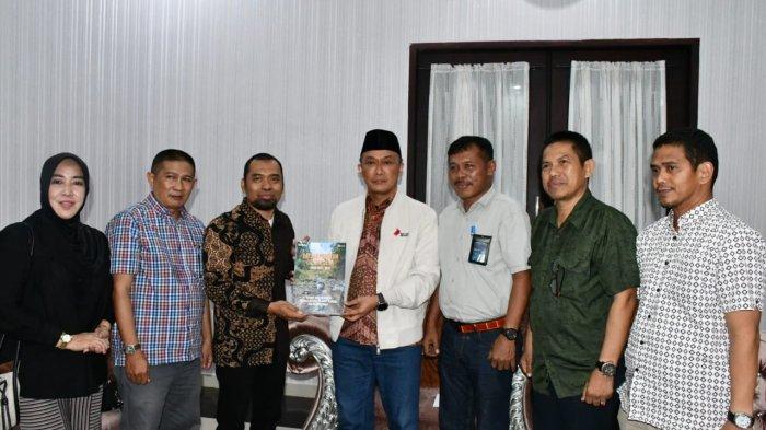 Pj Gubernur sulbar Prpf Zudan Arif Fakrulloh foto bersama jajaran manajemen PLN Up3 Mamuju