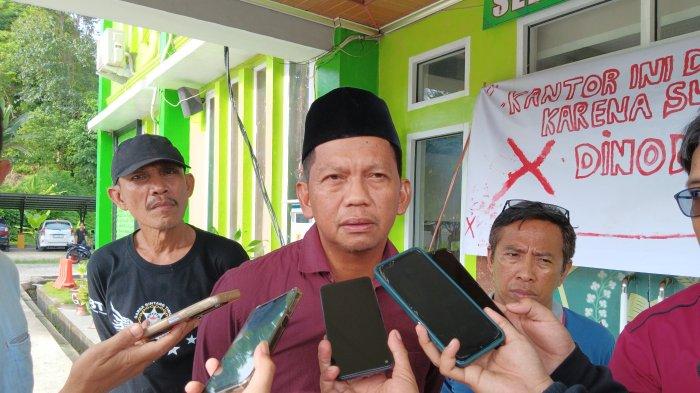 Plh Kanwil Kemenag Sulbar, Syamsul saat ditemui awak media usai aksi demo PMII di kanwil Kemenag Sulbar, Jl H Abd Malik Pettanna Endeng, Rangas, Mamuju, Jumat (15/3/2024).
