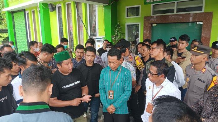 Plh kepala Kemenag Sulbar, I Nyoman Armadi saat mendengar permintaan massa aksi HMI Manakarra di kantor kemenag Sulbar, Jl H Abd Malik Pettanna Endeng, Rangas, Mamuju, Kamis (7/3/2024).