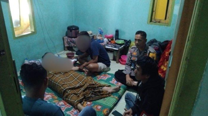 ISTRI DITELANTARKAN SUAMI - Polisi dari Polsek Mamuju dan Bidokkes Polresta Mamuju mengecek langsung kondisi Ibu Rumah Tangga (IRT) di Mamuju yang dikabarkan ditelantarkan suaminya pada Senin, 17 Maret 2025 lalu. Informasi ini beredar luas di media sosial Facebook.