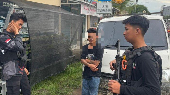 Polisi mengamankan Randy (tengah) sopir pick up yang tertidur pulas di mobil usai mabuk