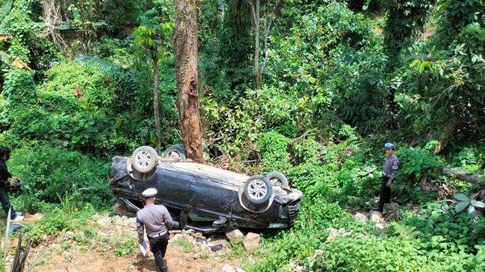 Polisi olah TKP mobil yang ditumpangi Pegawai salah satu bank jatuh ke jurang di Jl Poros Polman - Mamasa Sulbar, Selasa (16/4/2024)