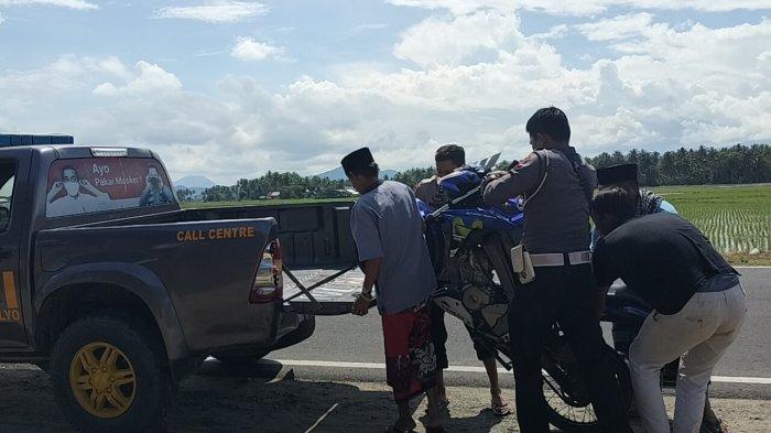 Polisi saat evakuasi motor yang terlibat kecelakaan di Dusun Labasang, Desa Tonrolima, Kecamatan Matakali, Polman, Jumat (30/6/2023). Fahrun.