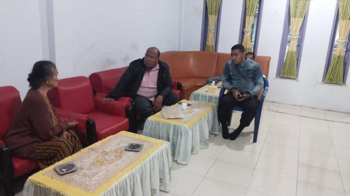 Polisi saat mendatangi rumah korban penipuan di Kelurahan Pappang, Kecamatan Campalagian, Polman, Kamis (4/7/2024).