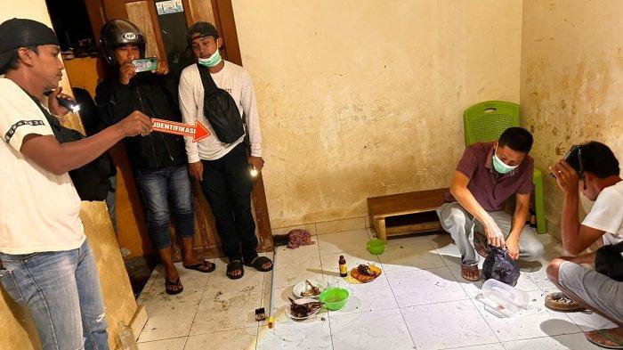 Polisi saat mendatangi tempat kejadian peristiwa penganiayaan gunakan sajam di Dusun Nganjuk, Desa Sugihwaras, Polman, Senin (4/11/2024) tadi malam.