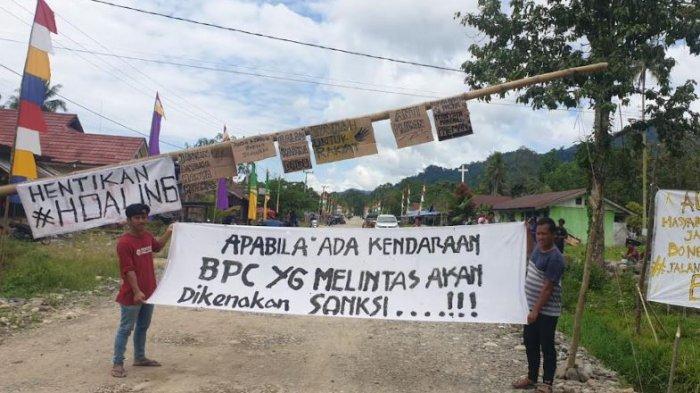 Portal penutupan jalan ke perusahaan tambang batubara di Desa Bonehau, Kecamatan Bonehau, Kabupaten Mamuju, Sulawesi Barat (Sulbar), sejak Jumat (22/3/2024) hingga Sabtu (23/3/2024) hari ini.