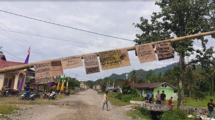 Portal penutupan jalan ke perusahaan tambang batubara di Desa Bonehau, Kecamatan Bonehau, Kabupaten Mamuju, Sulawesi Barat (Sulbar), sejak Jumat (22/3/2024) hingga Sabtu (23/3/2024) hari ini.