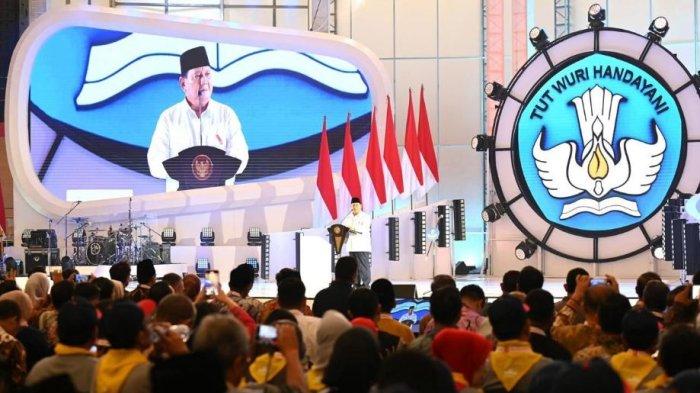 Presiden Prabowo Subianto menghadiri Puncak Peringatan Hari Guru Nasional yang digelar di Jakarta International Velodrome, Jakarta, pada Kamis, (28/11/2024). Prabowo mengumumkan kenaikan gaji guru ASN maupun Non ASN, efektif mulai tahun 2025.