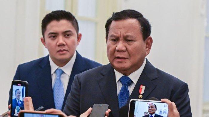 Presiden Prabowo Subianto didampingi Sekretaris Kabinet Letkol Teddy Indra Wijaya (kiri) saat konferensi pers di Istana Merdeka, Jakarta, pada Jumat (6/12/2024).