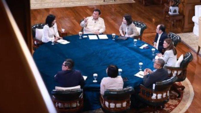 PERTEMUAN 7 JURNALIS - Presiden Prabowo Subianto menerima kehadiran 7 jurnalis, yakni 6 pemimpin redaksi dan 1 news anchor, di Hambalang, Jawa Barat, Minggu (6/4/2025).