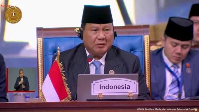 Presiden Prabowo Subianto memberikan sambutan pada sesi pleno Konferensi Tingkat Tinggi (KTT) Ke-11 D-8, di Istana Kepresidenan New Administrative Capital, Kairo, Mesir, pada Kamis (19/12/2024).