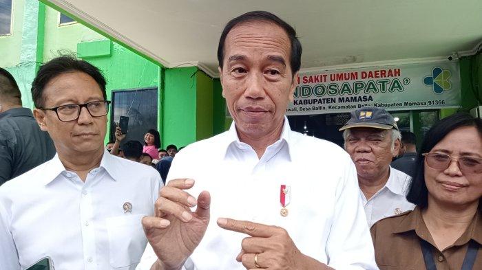 Presiden RI Joko Widodo saat berkunjung di RSUD Kondosapata, Desa Balla, Kecamatan Balla, Kabupaten Mamasa, Selasa (23/4/2024).