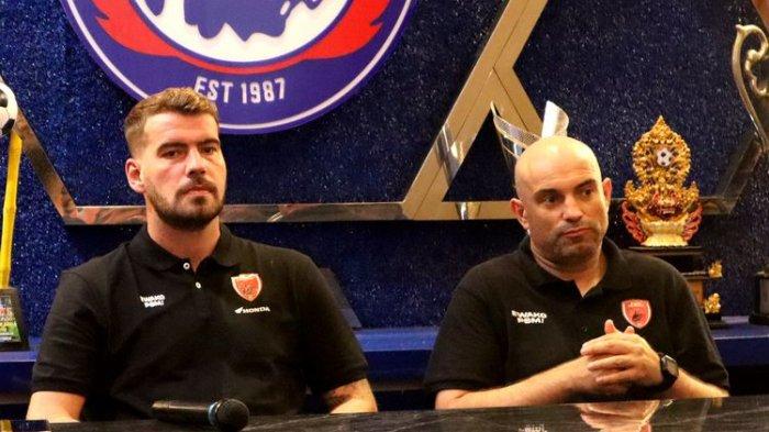 Wiljan Pluim saat masih berseragam PSM Makassar Wiljan Pluim dan pelatih Bernardo Tavares di Kantor Arema FC Kota Malang, Jumat (10/6/2022) siang.