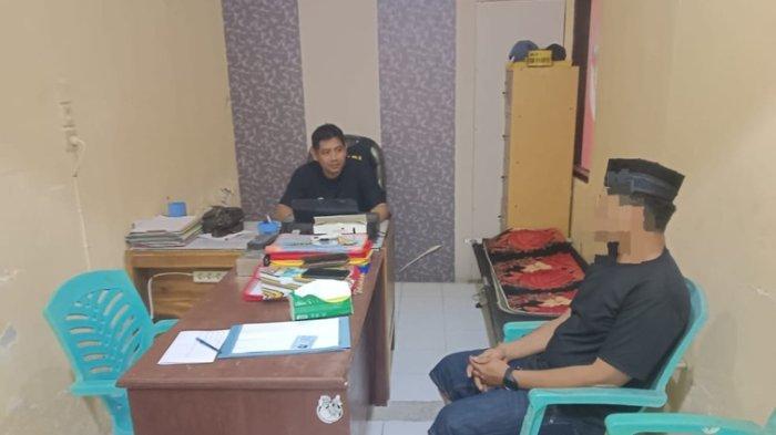PENCURIAN DI BUTTU CIPING - Pria inisial NH (33) diamankan polisi lantaran diduga sebagai pelaku pencurian audio set senilai Rp 10 juta di Rumah Adat Buttu Cipping, Desa Batulaya, Kecamatan Tinambung, Kabupaten Polewali Mandar (Polman), Selasa (1/4/2025). Dok Polsek Tinambung.