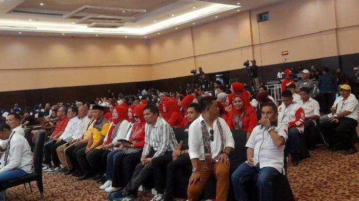 Prof Husain Syam (Kemeja putih kacamata) dan Arwan Aras (kemeja kuning) duduk di depan panggung debat kedua kandidat palson Bupati Mamuju dan Wakil Bupati Mamuju 2024 di Hotel Maleo Mamuju, Jl Yos Sudarso, Kelurahan Binanga, Mamuju, Sabtu (9/11/2024).