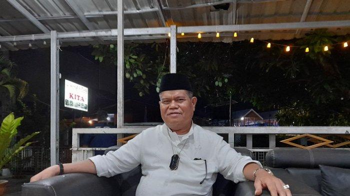 Prof Husain Syam saat ditemui di Warkop Kita Simbuang, Kecamatan Simboro, Mamuju, Sulbar.