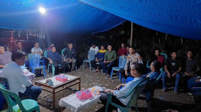 Proses mediasi antara warga Bonejau Mamuju dengan Manajemen PT Bonehau Prima Coal terkait penutupan jalan