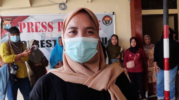 Puluhan emak-emak dari Desa Pamulukang, Kecamatan Kalukku, Kabupaten Mamuju, Sulawesi Barat (Sulbar), datangi Polresta Mamuju, Jl Ks Tubun, Kelurahan Rimuku, Mamuju, Sabtu (21/9/2024).