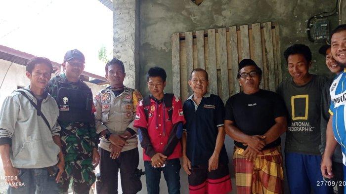 Purnomo (tengah berbaju merah) bersama warga dan personel Polsek Tapalang Mamuju.