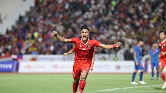 Ramadhan Sananta berlari merayakan gol ke gawang Thailand. Indonesia sukses menang atas  Thailand dengan skor 5-2