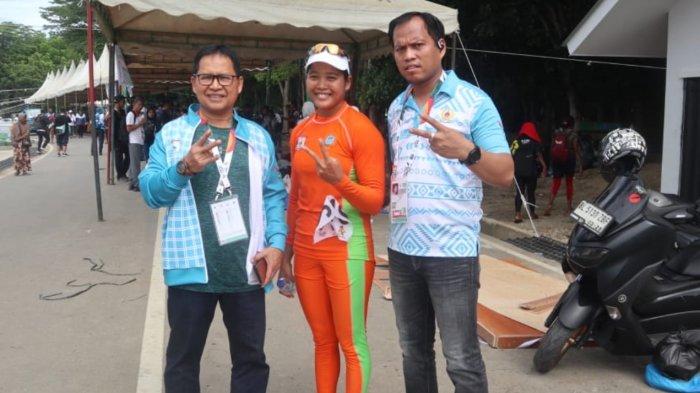 Ramla B foto bersama Ketua Kontingen Sulbar H Syahrir Ramdani (kiri) dan Manajer Dayung Ruslan Said (kanan) usai meraih medali perak di nomor 1.000 meter.