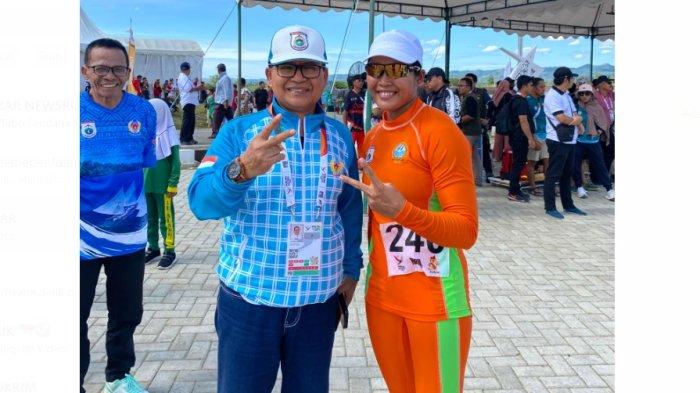Ramla Baharuddin, foto bersama ketua kontingen, Syahrir Hamdani
