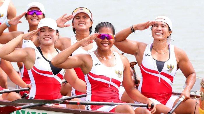 Ramla Baharuddin (tengah depan) usai berhasil meraih posisi pertama dalam kejuaraan 14th Asian Dragon Boat Championships bersama tim nasional Indonesia.