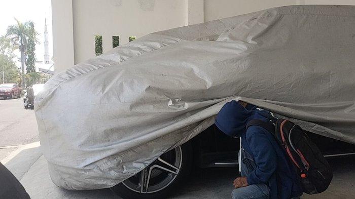 Randis mewah merek Mercedes Benz Rp 2,5 Miliar hanya terparkir di Rujab Bupati Polman, Jl Ratulangi, Kelurahan Pekkkabata, Kecamatan Polewali, Kamis (18/1/2024).