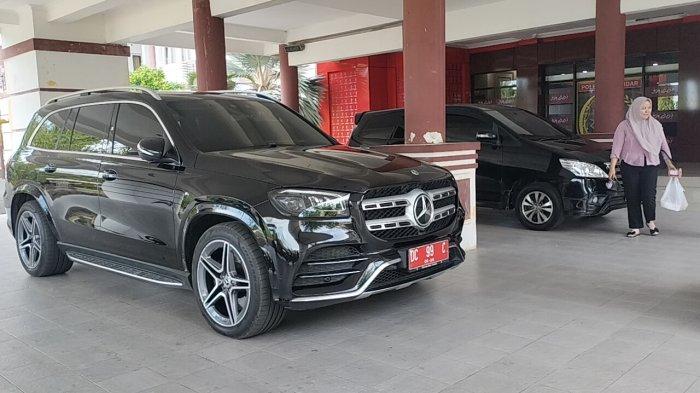Randis mewah merek Mercedes Benz type GLS-Class 450 4Matic seharga Rp 2,5 Miliar, terparkir di Kompleks Kantor Bupati Polman Jl Manuggal, Kelurahan Madatte, Jumat (2/8/2024).