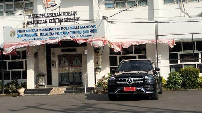 Randis mewah merek Mercedes Benz type GLS-Class 450 4Matic seharga Rp 2,5 Miliar, terparkir di Kompleks Kantor Bupati Polman Jl Manuggal, Kelurahan Madatte, Rabu (31/7/2024).