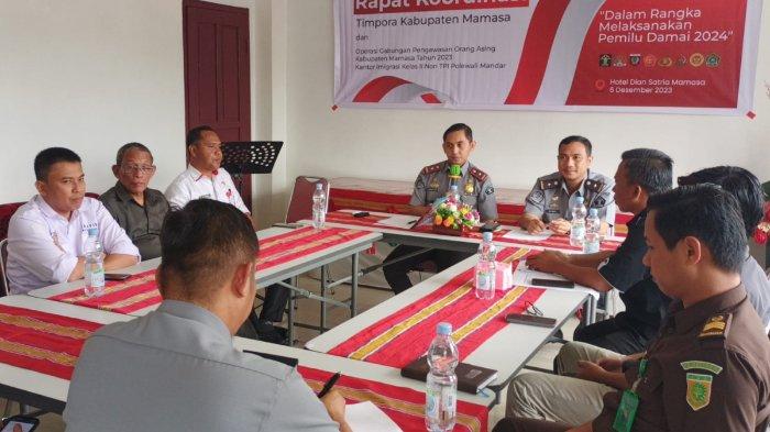 Rapat koordinasi Tim Operasi Gabungan Tim Pengawasan Orang Asing (Tim PORA) yang dilaksanakan di Aula Hotel Dian Satria Mamasa, Sulawesi Barat, yang mengusung tema 