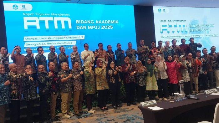 Rapat Tinjauan Manajemen (RTM) - Jajaran Manajemen dan pimpinna kampus Universitas Terbuka se-Indonersia  mengikuti Rapat Tinjauan Manajemen (RTM) selama empat hari mulai Senin, 14 April hingga Kamis, 17 April 2025 di Ballroom 1 Hotel Novotel Bogor Golf Resort and Convention Center, Bogor, Jawa Barat.