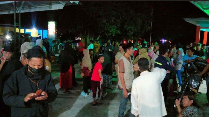 Ratusan Warga Memadati Puskesmas Pamboang di Kelurahan Lalampanua, Kecamatan Pamboang, Kabupaten Majene, Provinsi Sulawesi Barat (Sulbar) dengan membawa anak-anak mereka yang keracunan pada Senin, (6/5/2024).