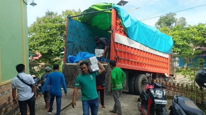 Ratusan kemasan oleh-oleh  air zam-zam tiba di kantor Kemenag Polman Jl Andi Depu, Kelurahan Pekkabata, Polewali, Polman, Jumat (7/6/2024). Dok Fahrun.