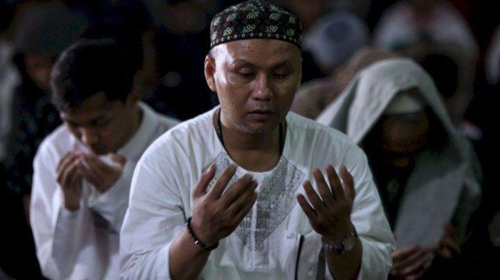 ILUSTRASI BERDOA - Ratusan warga khusuk mengikuti dzikir dan muhasabah pada gelaran Bandung Berdzikir 