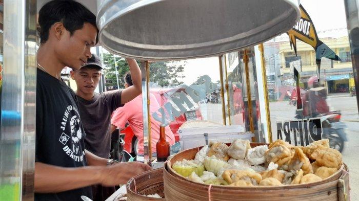 Penjual batagor di pasar tradisional Kecamatan Pare