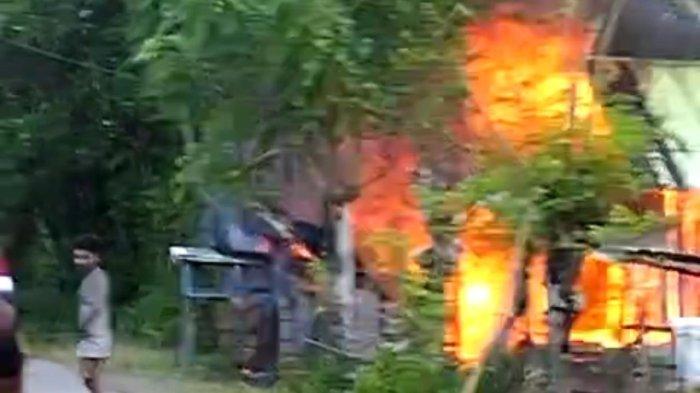 Rumah di Lombang-lombang Kalukku yang dibakar pelaku yang tak lain anak Korban sendiri