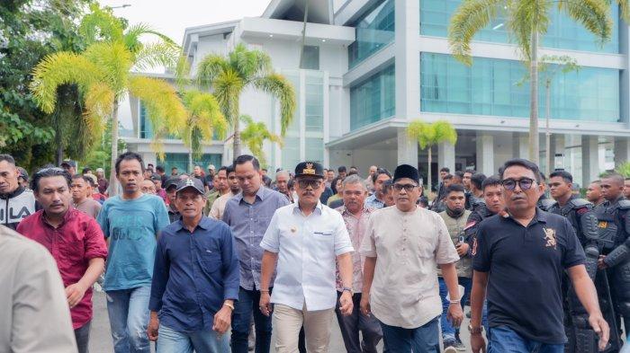 SDK TEMUI PENDEMO - Gubernur Suhardi Duka menemui pendemo tolak tambang di depan kantor Gubernur Provinsi Sulawesi Barat (Sulbar), Jumat (9/5/2025). SDK datang langsung menemui massa aksi setelah massa menolak tawaran dialog terbatas melalui perwakilan.