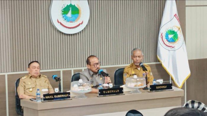 GANTI KADIS -Gubernur Sulbar, Suhardi Duka (SDK) saat konferensi pers di Kantor Gubernur Sulbar, Senin (26/5/2025). Masalah pendidikan masih menjadi tantangan serius di Provinsi Sulawesi Barat (Sulbar). Hingga Mei 2024, angka Anak Tidak Sekolah (ATS) di Sulbar tercatat mencapai 27.135 anak. Dalam jumpa pers itu SDK bahkan terang-terangan ingin ganti kadis pendidikan.